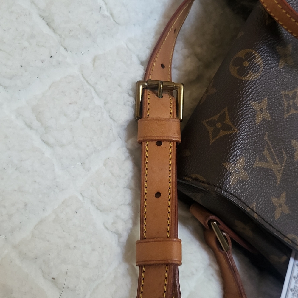 Louis Vuitton
Saint cloud vintage leather crossbody bag w/COA!!! - Picture 13 of 14